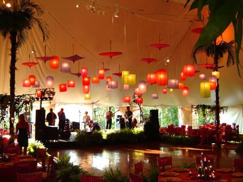 decoration salle reception mariage plafond, accessoires à suspendre, boules chinoises, lanternes chinoises